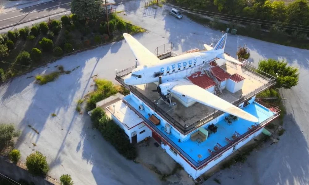 Ένα αεροπλάνο σε ταράτσα της Εθνικής Οδού - Το πιο θρυλικό καφέ στον κόσμο βρισκόταν... στην Ελλάδα